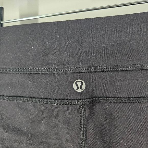 Lululemon Black Groove Short 4 - Picture 6 of 10